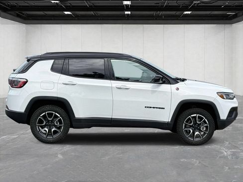 Used 2025 Jeep Compass Trailhawk AWD/4WD image 4