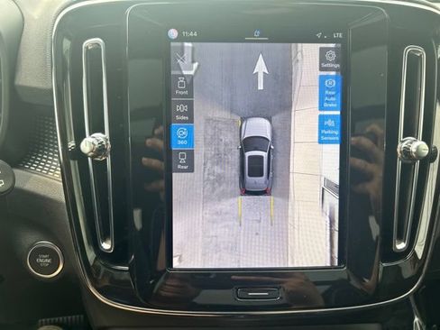 Certified 2025 Volvo XC40 B5 Plus AWD/4WD image 23