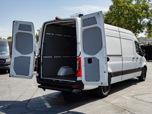 Used 2025 Mercedes-Benz Sprinter 2500 image 10