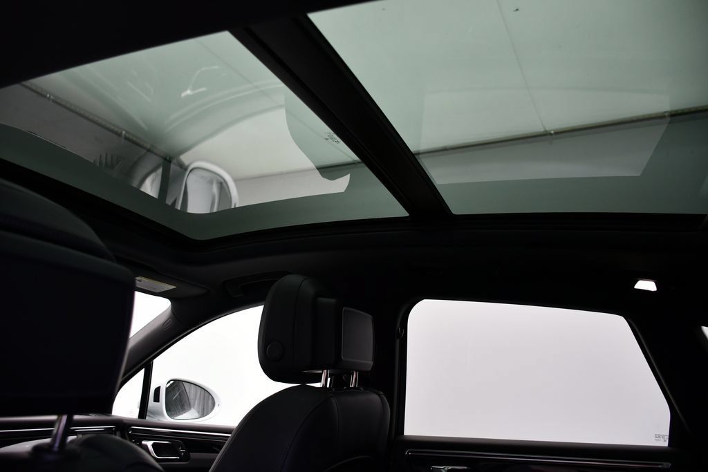Certified 2023 Porsche Macan AWD/4WD image 17
