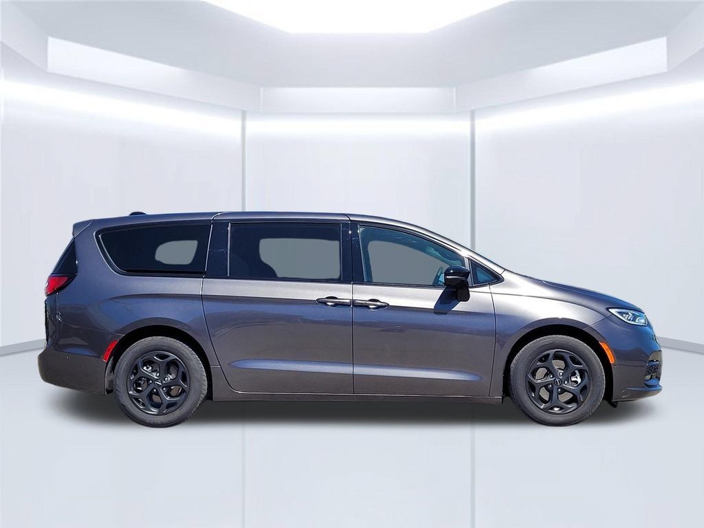 Used 2023 Chrysler Pacifica Limited w/ Uconnect Theater Family Group FWD image 3