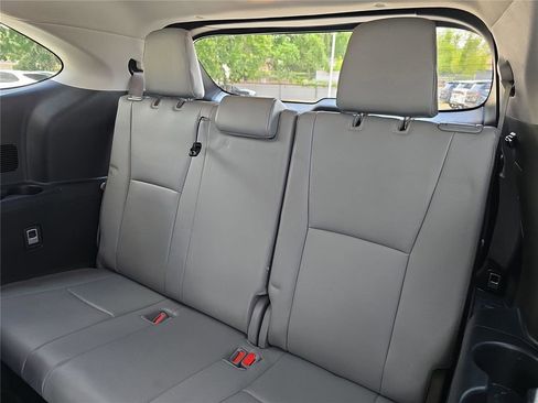 Used 2022 Toyota Highlander XLE FWD image 11