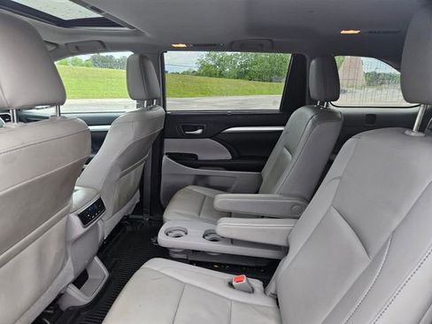 Used 2019 Toyota Highlander XLE FWD image 25
