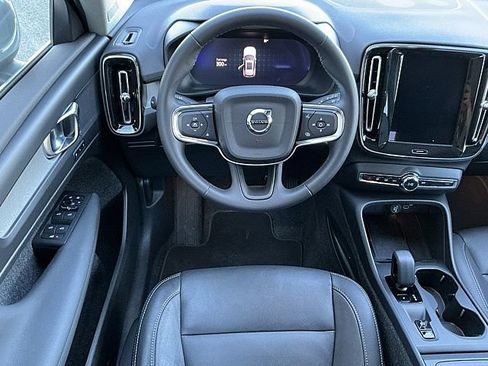 Certified 2025 Volvo XC40 B5 Core image 5