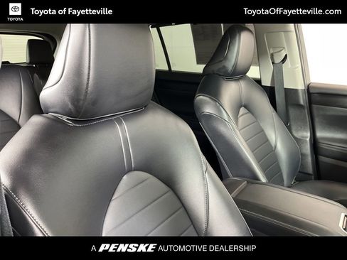 Used 2023 Toyota Highlander XLE image 8