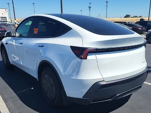 Used 2026 Tesla Model Y AWD image 4