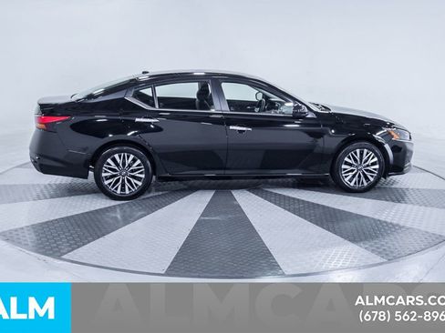 Used 2025 Nissan Altima 2.5 SV FWD image 11