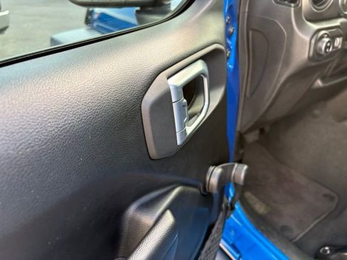 Used 2023 Jeep Gladiator Sport image 11