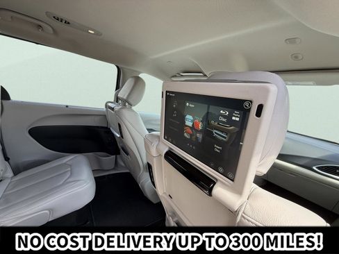 Used 2020 Chrysler Pacifica Touring-L Plus w/ Advanced Safetytec Group FWD image 17