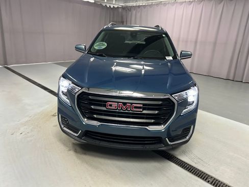 Used 2024 GMC Terrain SLE w/ Driver Convenience Package image 2