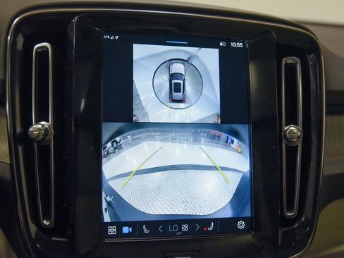 Used 2024 Volvo XC40 B5 Plus image 24