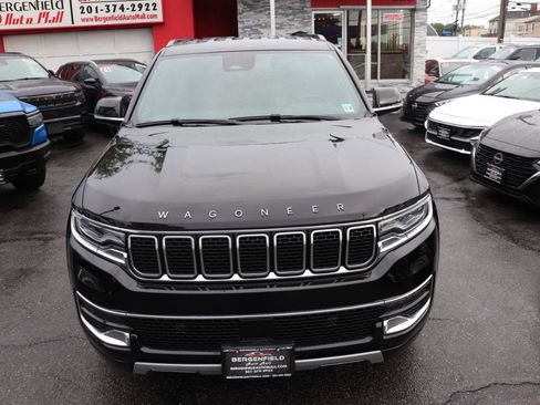 Used 2024 Jeep Wagoneer L Series II w/ Flexible Seating Group AWD/4WD image 9