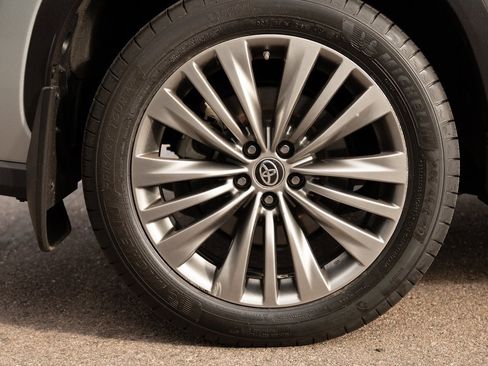 Used 2021 Toyota Highlander Platinum image 6