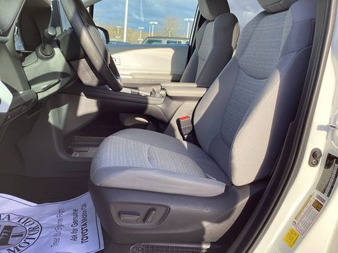 Used 2025 Toyota Sienna LE FWD image 13