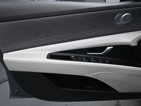 Used 2024 Hyundai Elantra Limited image 19