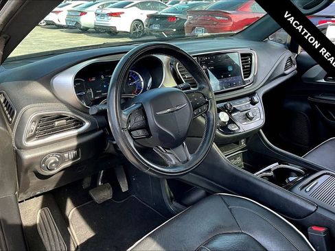 Used 2022 Chrysler Pacifica Limited w/ Uconnect Theater Family Group image 15