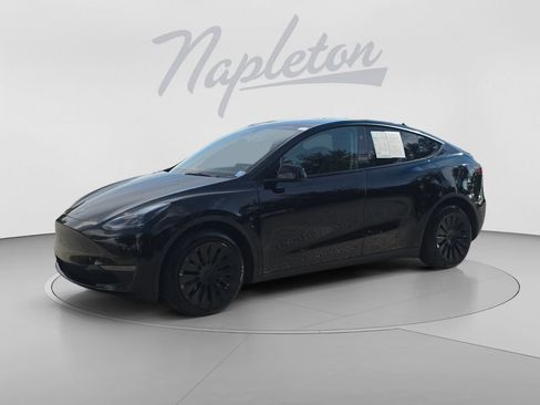 Used 2024 Tesla Model Y Long Range AWD/4WD image 1
