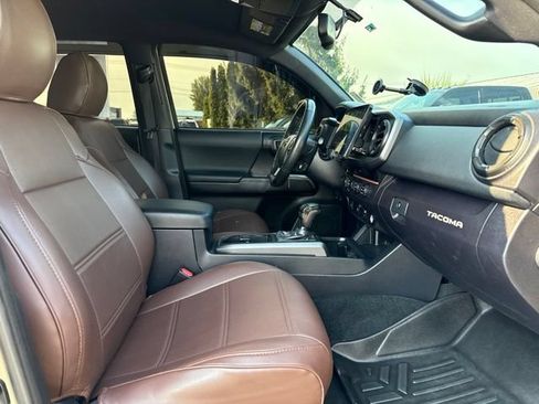 Used 2017 Toyota Tacoma TRD Sport w/ Tow Package (A/T) AWD/4WD image 10