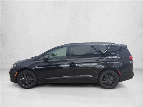 Used 2022 Chrysler Pacifica Touring-L w/ Uconnect Theater Family Group FWD image 8