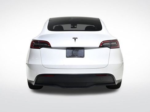 Used 2024 Tesla Model Y 2WD image 4