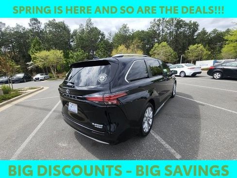 Used 2021 Toyota Sienna Platinum image 12