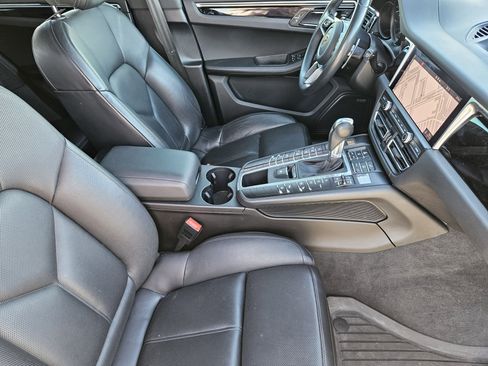 Certified 2021 Porsche Macan image 15
