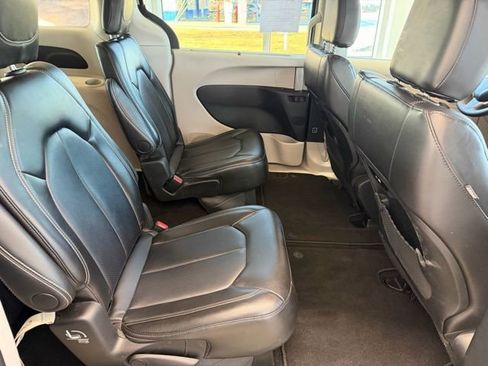Used 2024 Chrysler Pacifica Touring-L image 11