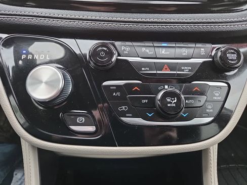 Used 2023 Chrysler Pacifica Limited w/ Uconnect Theater Family Group image 16