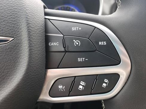 Used 2025 Chrysler Pacifica Select FWD image 30