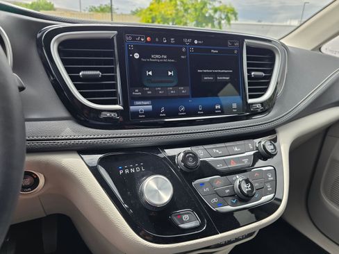 Used 2023 Chrysler Pacifica Touring-L FWD image 20