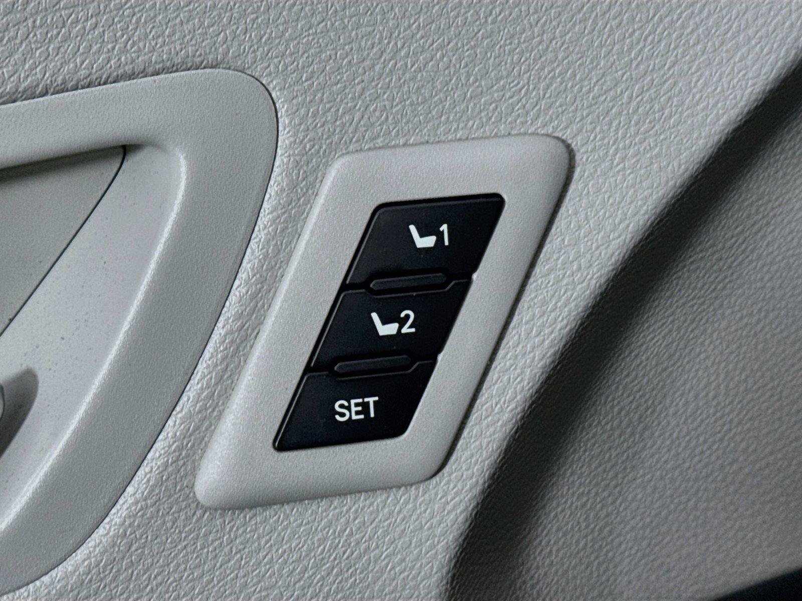 Used 2023 Toyota Sienna Limited FWD image 31