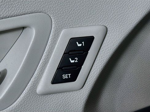 Used 2023 Toyota Sienna Limited FWD image 31