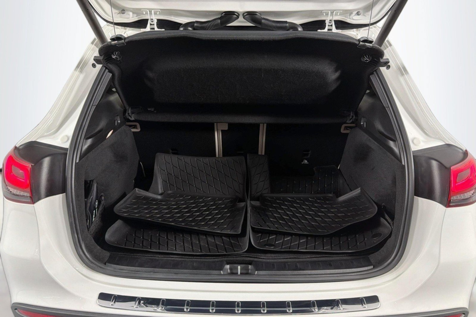 Used 2023 Mercedes-Benz GLA 250 4MATIC w/ Premium Package image 24