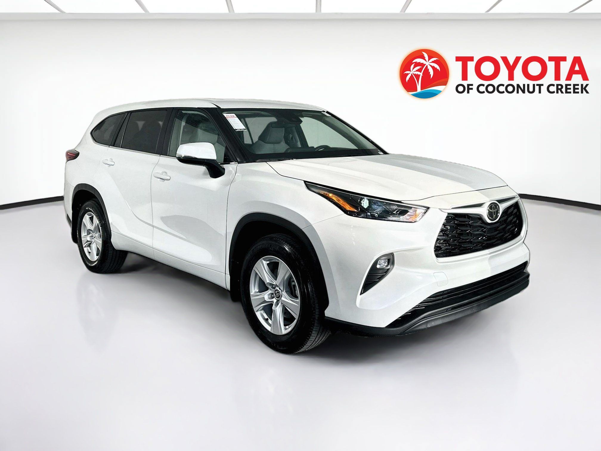 Used 2025 Toyota Highlander LE FWD image 1
