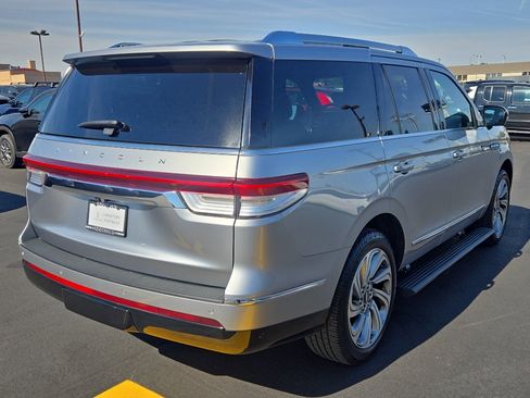 Used 2022 Lincoln Navigator Reserve AWD/4WD image 7