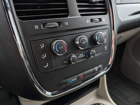 Used 2018 Dodge Grand Caravan SXT FWD image 15