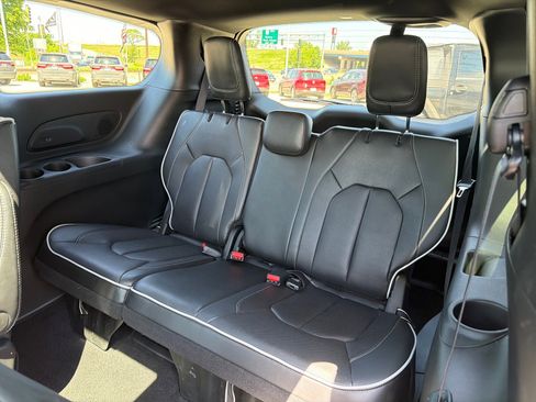 Used 2026 Chrysler Pacifica Limited FWD image 22