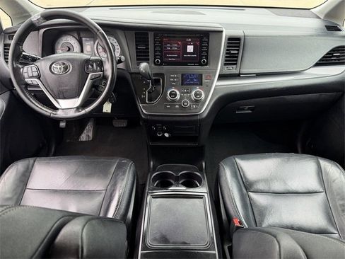 Used 2018 Toyota Sienna SE image 11