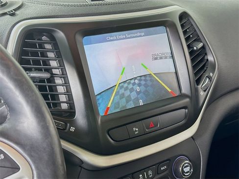 Used 2017 Jeep Cherokee Latitude w/ Safety/Convenience Group image 13