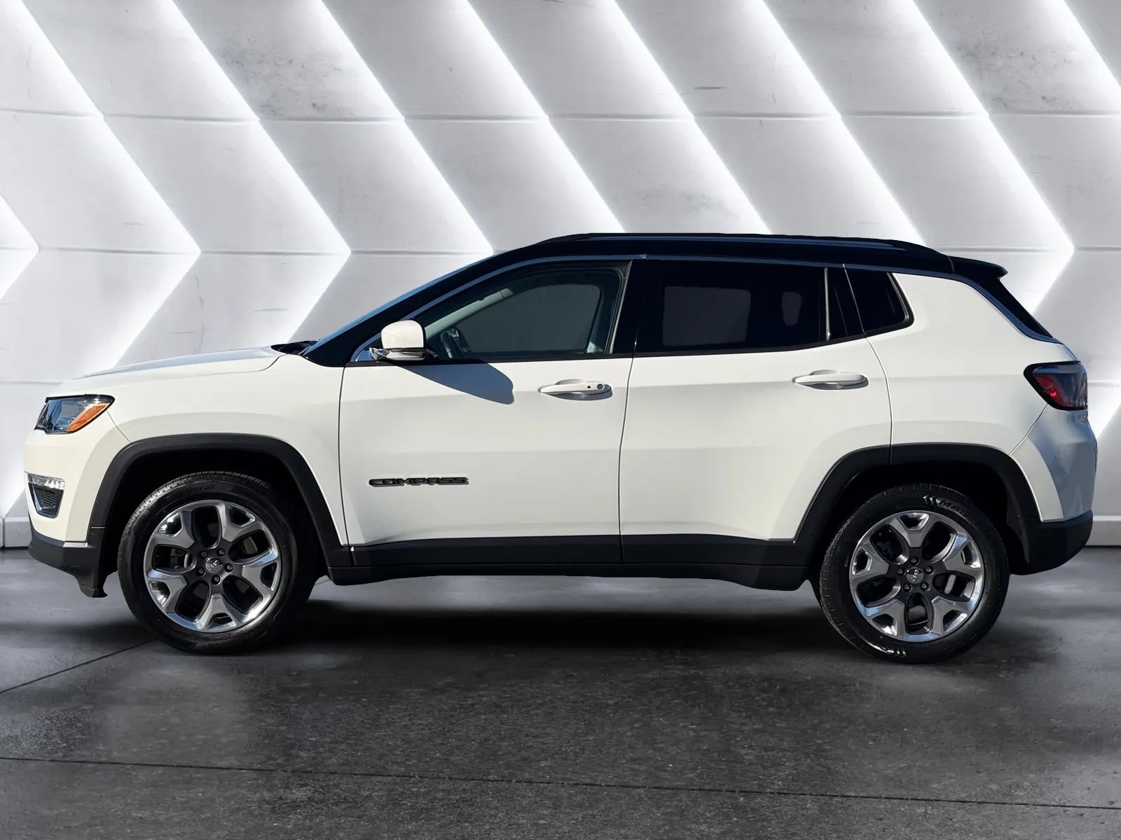 Used 2018 Jeep Compass Limited w/ Navigation Group FWD image 2