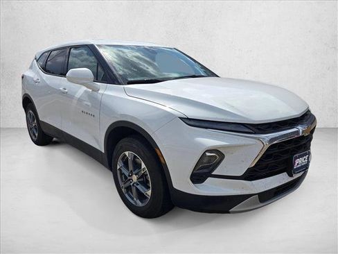 Used 2025 Chevrolet Blazer LT image 3