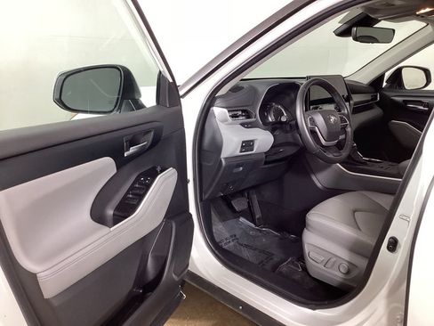 Used 2025 Toyota Highlander XLE AWD/4WD image 9