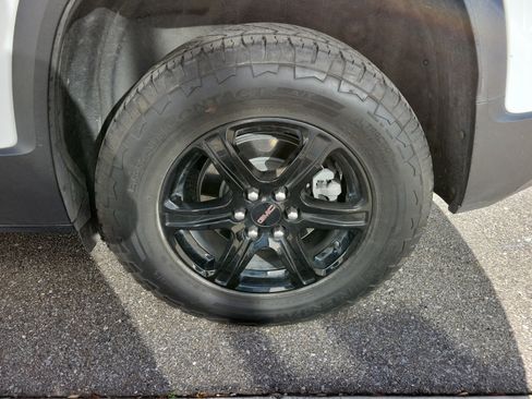 Used 2022 GMC Acadia AT4 w/ Technology Package image 8