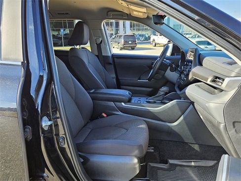 Used 2023 Toyota Highlander L image 16