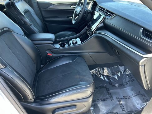 Used 2024 Jeep Grand Cherokee Altitude image 9