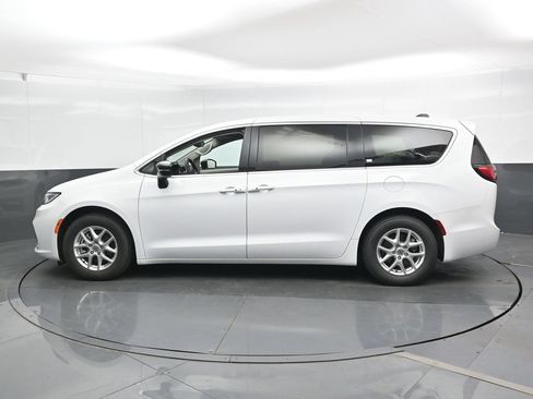 Used 2024 Chrysler Pacifica Touring-L FWD image 9