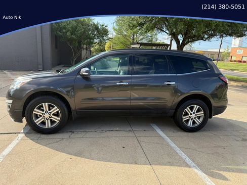 Used 2017 Chevrolet Traverse LT image 2