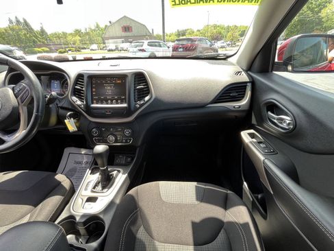 Used 2017 Jeep Cherokee Latitude FWD image 12