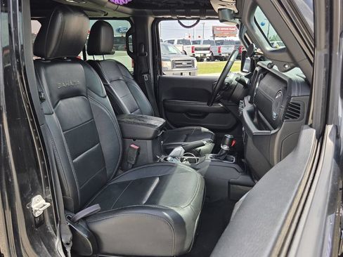Used 2018 Jeep Wrangler Unlimited Sahara AWD/4WD image 18