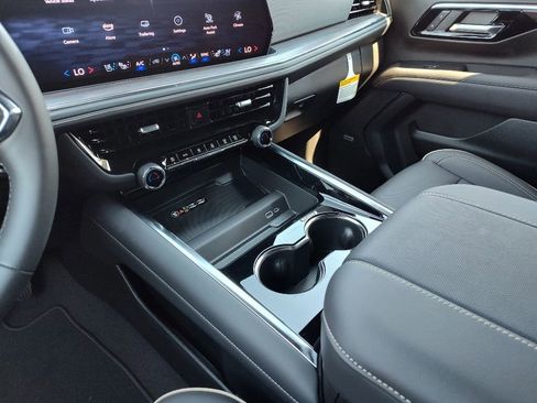 New 2025 Chevrolet Suburban Premier image 14